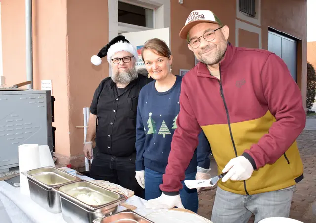 Die Mitarbeiter des Caritasverbandes boten ihren Klienten bei einem Weihnachtsmarkt im Hof der Illenau-Werkstätten frischen Flammkuchen, heiße Suppe und Waffeln. | Foto:  Caritasverband/Michaela Gabriel