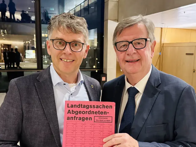 Bernd Mettenleiter und Willi Stächele (r.) mit der Kleinen Anfrage im Landtag von Baden-Württemberg  | Foto: Fraktion Grüne im Landtag