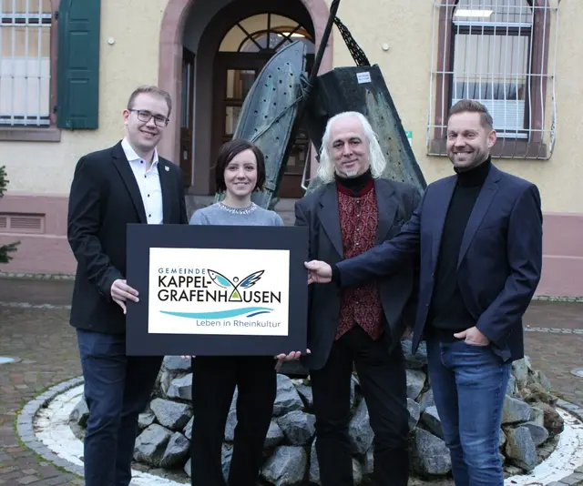Bürgermeister Philipp Klotz (v. l.), Nicole Koch (Stabstelle Bürgermeister und Öffentlichkeitsarbeit), die das Projekt seitens der Gemeinde federführend betreut hat, sowie Damyan Mihov (Grafikdesigner der Firma Barth) und Marcel Barth (Geschäftsführer des Barth Medien Hauses) mit dem neuen Logo

 | Foto: Gemeinde Kappel-Grafenhausen