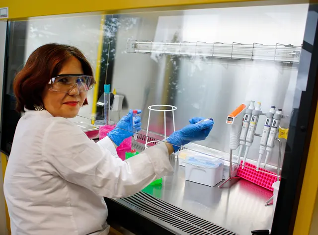 Masuma Khawary bei ihrer Arbeit in einem Labor der Hochschule Offenburg | Foto: Hochschule Offenburg