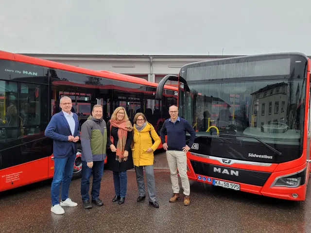 Der grüne Landtagsabgeordnete Thomas Marwein (2. v. l.) hat gemeinsam mit seiner Kollegin Silke Gericke (2. v. r.)  sowie Maren Seifert die Regionalverkehr Südwest GmbH in Offenburg besucht und sich mit dem Geschäftsführer Jens Heinrich und dem Betriebsmanager Axel Moser über aktuelle Themen ausgetauscht.  | Foto: Buchholz/Wahlkreisbüro Thomas Marwein
