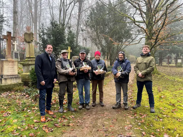 Oberbürgermeister Manuel Tabor (l.) dankt den Ehrenamtlichen, die sich um den Illenau-Friedhof kümmern.  | Foto: Stadt Achern