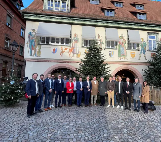 Von links: Siegfried Eckert (Gutach), Thomas Schneider (Fischerbach), Marc Winzer (Hornberg), Jonas Breig (Biberach), Günter Pfundstein (Zell), Richard Weith (Oberharmersbach), Helga Wössner (Mühlenbach), Bernd Bruder (Ohlsbach), Sven Müller (Gengenbach), Sparkassenvorstand Sebastian Lebek, Armin Hansmann (Haslach), Wolfgang Herrmann (Hausach), Philipp Clever (Berghaupten), Carsten Erhardt (Nordrach), Martin Aßmuth (Hofstetten), Benedikt Eisele (Steinach), Sparkassenvorstand Carlo Carosi, Simone Bruder, Bereichsleiterin Unternehmensentwicklung | Foto: Sparkasse Kinzigtal