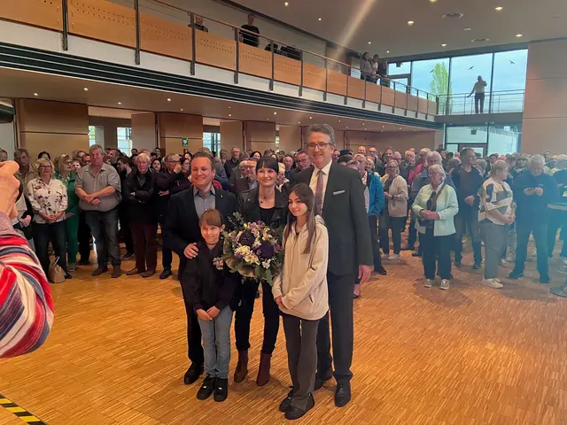 Oliver Rastetter (links) bei seiner Wahl am 23. April 2023 mit seiner Familie und dem Amtsvorgänger Michael Welsche. Er wurde mit 75,78 Prozent gewählt. | Foto: rek