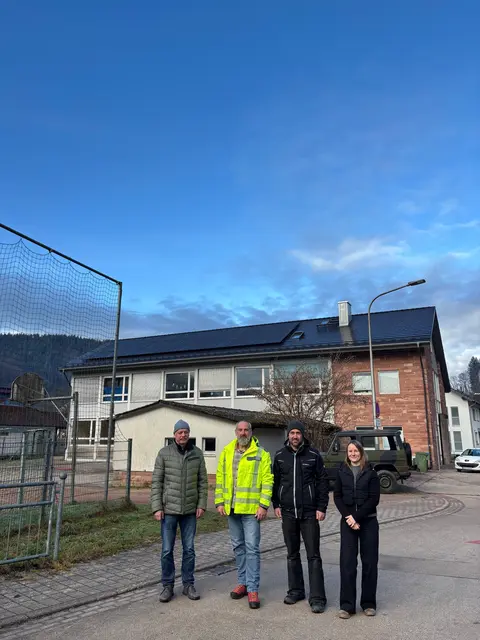 Durch den zügigen und engagierten Einsatz mit entsprechender „Manpower“ beider Fachfirmen konnten die Dacharbeiten sowie die Montage der Photovoltaikanlage innerhalb kurzer Bauzeit erfolgreich abgeschlossen werden. | Foto: Stadt Oppenau