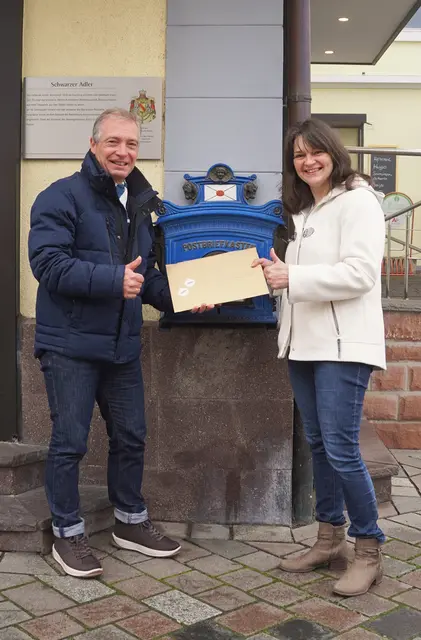 Nadine Meier (Mitglied der Steuerungsgruppe „Fairtrade-Town Oberkirch“) und Achim Huber (Sprecher der Steuerungsgruppe) bei der Einreichung der Bewerbungsunterlagen | Foto: Tamara Fritsch/Stadt Oberkirch