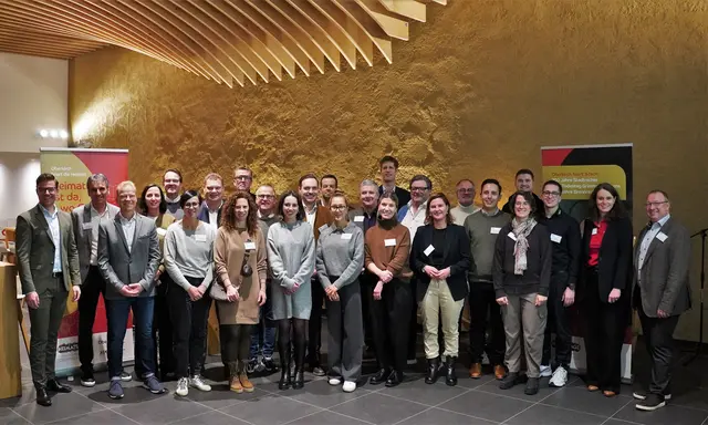 Die Sponsoren der Heimattage Baden-Württemberg 2026 gemeinsam mit Oberbürgermeister Gregor Bühler sowie den städtischen Verantwortlichen beim Austausch im Vinotorium der Oberkircher Winzer | Foto: Denise Burkart/Stadt Oberkirch
