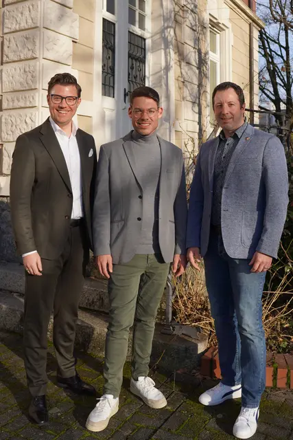 Zweckverbandsvorsitzender Oberbürgermeister Gregor Bühler (Oberkirch) (l.) und stv. Vorsitzender Oberbürgermeister Manuel Tabor (Achern) (r.) danken Nico Zipp (M.) für sein Engagement an der Musik- und Kunstschule Achern-Oberkirch. 
 | Foto: Foto: Denise Burkart/Stadt Oberkirch