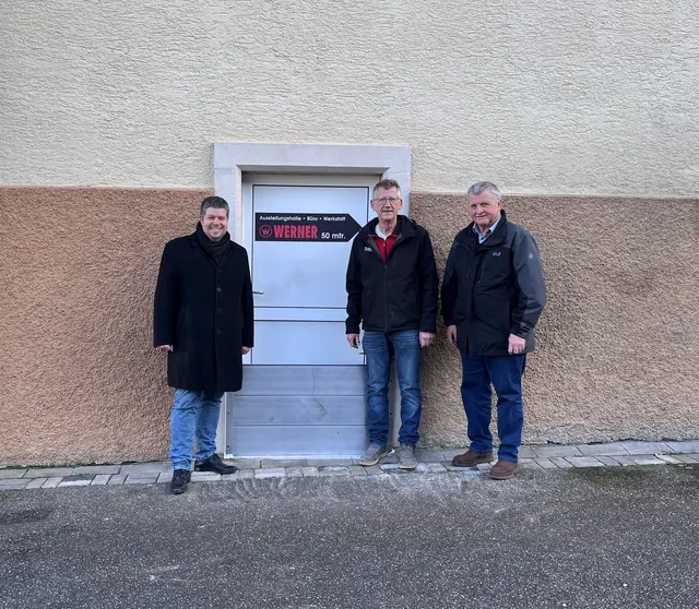 Bürgermeister Andreas König (v. l.), Rudolf Lienhard von der Schlosserei Lienhard und Eigentümer Lothar Werner | Foto: Gemeinde Durbach