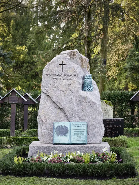 Künstler Stefan Strumbel hat das Grab von Wolfgang Schäuble gestaltet.  | Foto: Bernhard Strauss