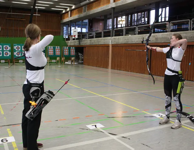 Stella Müller und Theda Gingter (von links) nutzen die letzten Sekunden um die Pfeile sicher ins Gold zu schießen. | Foto: Sabine Herm