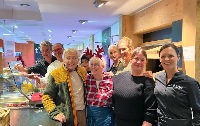 Andreas Miessmer (2. v. l.) und der Rotary Club Lahr haben erneut den Kochlöffel zugunsten sozialer Einrichtungen geschwungen. | Foto: Privat