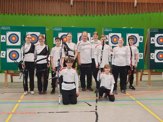 Stark, stolz und super erfolgreich – die Zeller Jugend rockt die Kreismeisterschaften (von links): Kreismeisterin Jett-Sofie Künstle, Vizekreismeisterin Stella Müller, Kreismeister Noah Müller, Theda Gingter, Trainer Riccardo Hehr, Kreismeisterin Sina Hehr, Kreismeister David und Miriam Huber, Vizekreismeister Nico Thom. Vorne von Links: Drittplatzierter Pedro Brucker und Kreismeisterin Lisa Huber.  | Foto: Sabine Herm