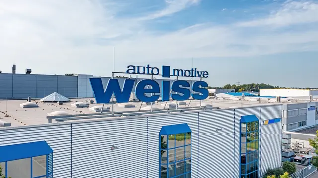 Die WEISS automotive GmbH hat ihren Sitz in Appenweier. In der Werkshalle sorgt das Unternehmen dafür, dass luxuriöse Fahrzeuge durch die Anbauteil wie Unikate aussehen. Teile wie Stoßfänger und Schweller werden für die Kunden direkt ans Band geliefert. | Foto: WEISS automotive GmbH
