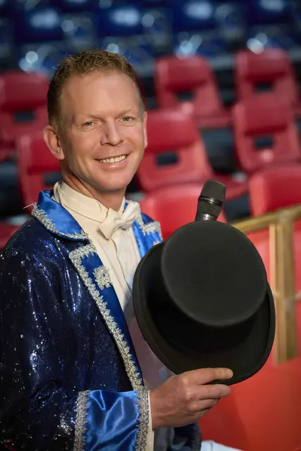 Sascha Thanner ist Conférencier beim "Weihnachtscircus Offenburg". Der Zirkus war schon immer seine großen Leidenschaft. Bereits als Kind reist er durch Deutschland und kann sich ein Leben ohne Artisten, Clowns und Publikum nicht vorstellen. | Foto: Michael Bode