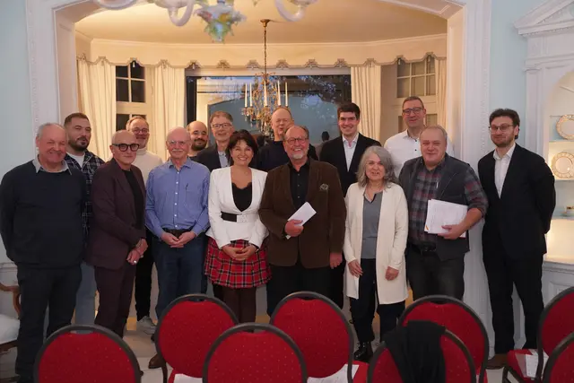 Erste Reihe von links: Armin Göhringer, José F. A. Oliver, Rüdiger Preuß, Bozena Ficht-Maciejowska, Eckehard Ficht, Gabi Zehnle, Wolfgang Brommer, Andreas Rau. Zweite Reihe von links: Toklir Xhoxhaj, Christian Kaufeisen, Andreas Papathanassopoulos, Alfred Schütz, Dr. Klaus Mott, Peter Gresens, Pirmin Bender | Foto: Fritz Frech