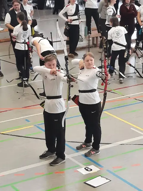 Das Geschwisterpaar David und Miriam Huber, zielsicher mit ihrem Blankbogen Richtung Gold. | Foto: Udo Müller