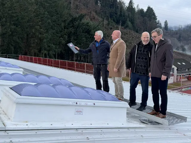 Rainer Vetter (von links) erläuterte Bürgermeister Armin Hansmann, Werner Lehmann, Geschäftsführer von BHT, und Stadtbaumeister Clemens Hupfer den Bauvorschritt vor Ort. | Foto: Stadt Haslach