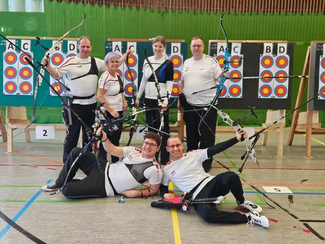 Gemeinsam stark im Team-zweimal Gold in der Mannschaftswertung (von links): Riccardo Hehr, Sabine Herm, Sina Hehr, Sebastian Gingter. Vorne liegend: Konstantinos Zampras und Jürgen Zimmermann. | Foto: Sina Hehr
