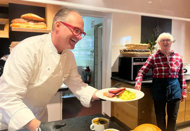 Das Menü von Andreas Miessmer bestand aus einem Kürbis-Kartoffel-Currysüppchen, Schäufele mit Kartoffel- und Endiviensalat sowie Schokoladen-Panna-Cotta mit Birnenkompott.  | Foto: Privat