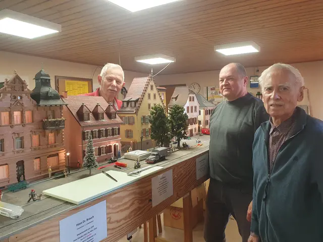 Die ehrenamtlichen Modellbauer Werner Friedemann (v. l.), Ralf Schrempp und Otto Krämer | Foto: Stadt Lahr