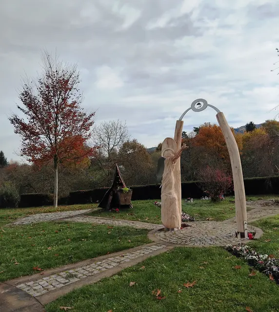 Das neue Engelstor am „Grabfeld für das kleine Leben“ auf dem Weingartenfriedhof.  | Foto: Katholische Klinikseelsorge am Ortenau Klinikum