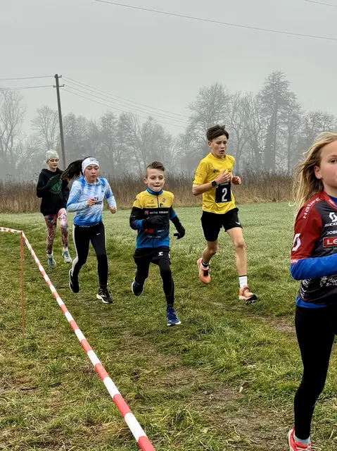 Sein kleiner Bruder Nelo ging als Läufer an den Start.