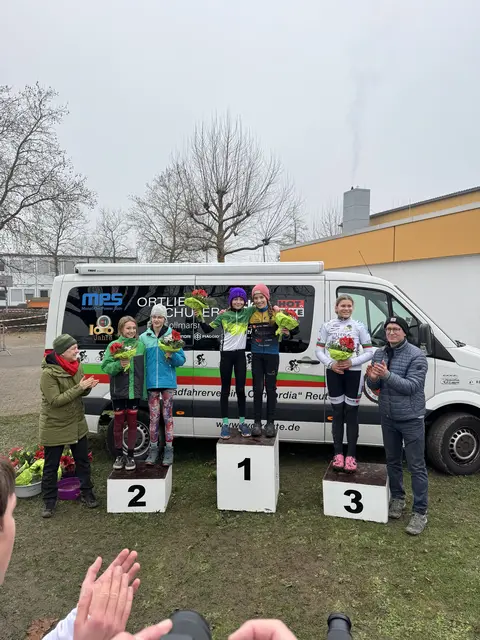 Anna Hoferer vom SC Hausach rechts und Annika Späth vom RSV Hofweier links gewinnen bei den Mädchen souverän!