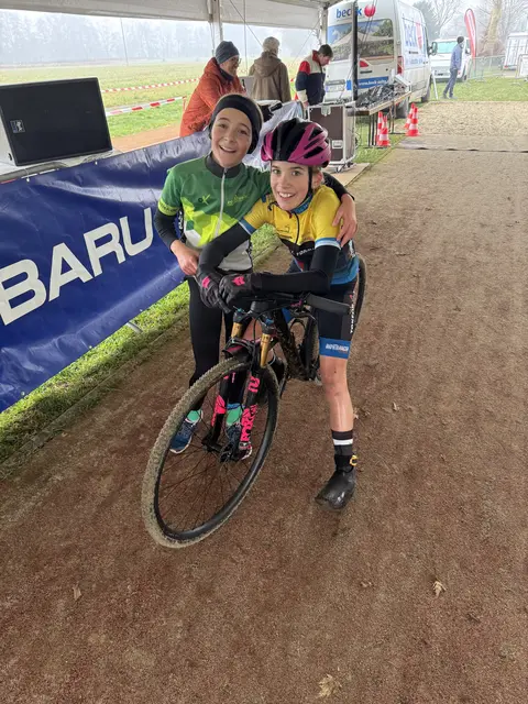 Glückliche Gesichter nach dem Rennen von Annika und Anna.