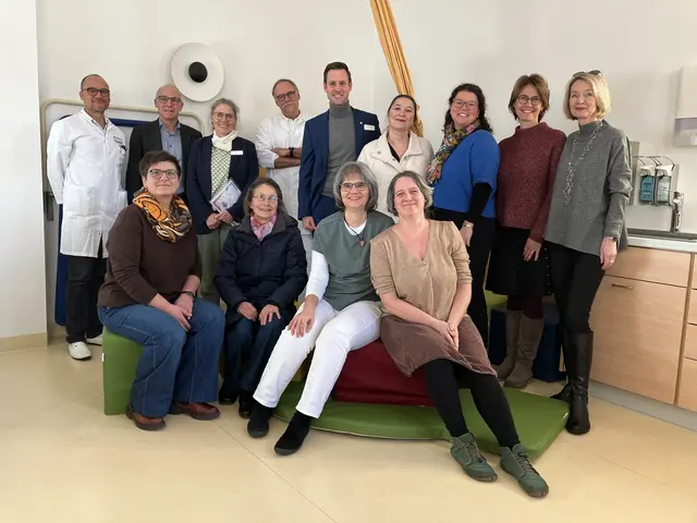 Freuen sich über das erweiterte Angebot durch den Be-Up-Kreißsaal: Ingrid Vogt, Leitende Hebamme (vorne 2. v. r.) Verena Schickle, Gleichstellungsbeauftragte der Stadt Offenburg (hinten 3. v. r.) und Klinikdirektor Mathias Halsinger (hinten Mitte) mit Mitgliedern der Bürgerstiftung Offenburg und des Frauennetzwerks.

 | Foto: Ortenau Klinikum/ Christian Eggersglüß