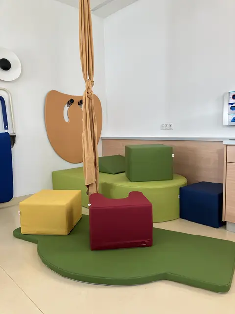 Be-Up Kreißsaal unter anderem mit einer hohen Matratze, einer Bodenmatte sowie verschiedenen Schaumstoffelementen. | Foto: Ortenau Klinikum/Christian Eggersglüß