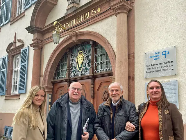 "Kunst kommt" mit Jaqueline Zanger (PGW; v. l.), Andreas Fahr, Helmut Schmidt und Lydia Schindler | Foto: Siefke