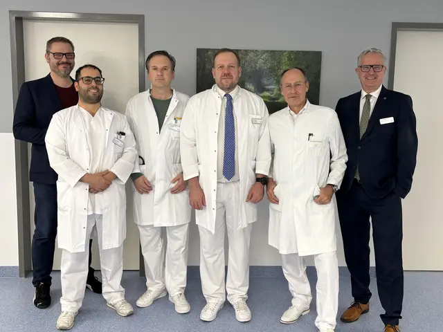 Freuen sich über eine Innovation im Bereich der Thoraxchirurgie: Chefarzt Professor Dr. Philipp Diehl (v. l.), Oberarzt Motasem Alghrouz, Oberarzt Dr. Dominik Müller-Arnecke, Sektionsleiter Philipp Thrull, Chefarzt Professor Dr. Uwe Pohlen und Medizinischer Vorstand Dr. Peter Kraemer. | Foto: Ortenau Klinikum