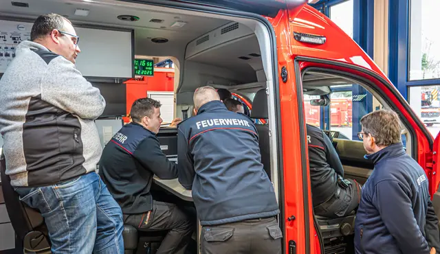 Die Kehler Feuerwehrleute werden in die Technik und Abläufe des neuen Einsatzleitwagens eingewiesen.  | Foto: Stadtverwaltung Kehl