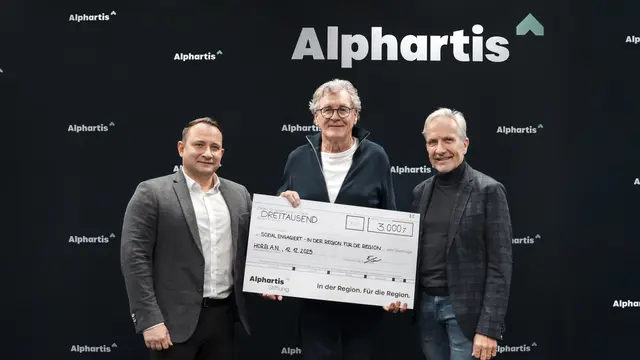 Regionalleiter After Sales Alex Zwetkow (v. l.), Jürgen Siegloch und Franz Utz, zweiter Vorstand "Team4Winners" bei der Scheckübergabe | Foto: Alphartis