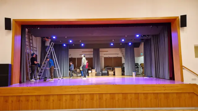 Montage der neuen Bühnenbeleuchtung | Foto: Gemeinde Ringsheim
