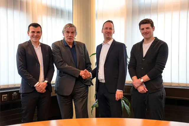 Julian Koch und Georg Koch (v, l.), Geschäftsführer der Heinzelmann Stromhandel- und Vertriebs-GmbH &amp; Co. KG, Matthias Heck, Geschäftsführer Überlandwerk Mittelbaden GmbH &amp; Co. KG und Johannes Koch, ebenfalls Geschäftsführer der Heinzelmann Stromhandel- und Vertriebs-GmbH &amp; Co. KG | Foto: E-Werk Mittelbaden