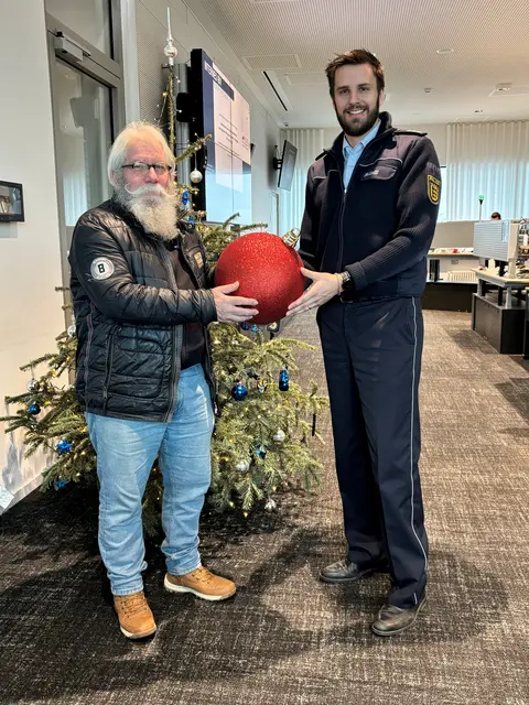Die gestohlen geglaubte Weihnachtskugel wurde dem glücklichen Besitzer wieder zurückgegeben. | Foto: Polizeipräsidium Offenburg