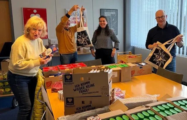 Uta Erdrich, Franz Utz, Kamila Topal und Jürgen Riexinger bestücken die Weihnachtstaschen. | Foto: Rotary Club Offenburg-Ortenau