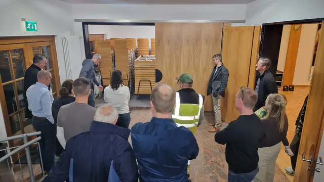 Der Gemeinderat besichtigt den neuen Zugang zum Stuhllager. | Foto: Gemeinde Ringsheim