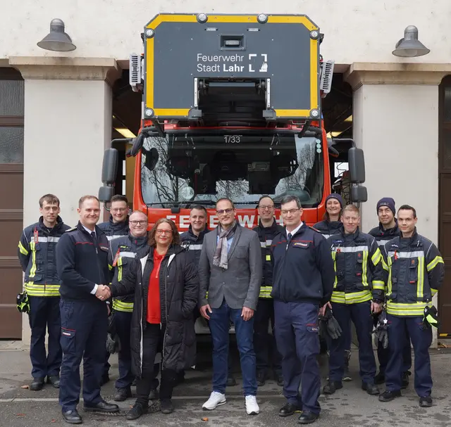 Die Feuerwehr Lahr freut sich über die kulinarische Unterstützung in der Silvesternacht: Feuerwehrkommandant Georg Schinke (links) nahm 100 Portionen Gulaschsuppe vom Lions Club Lahr Schwarzwald entgegen -
vertreten durch Präsidentin Petra Bredemeyer (Mitte) und Patrick Herdrich (rechts daneben). Der stellvertretende Feuerwehrkommandant Ralf Wieseke (rechts neben ihm) und seine Mannschaft freuen sich ebenso über die Spende. | Foto: Stadt Lahr