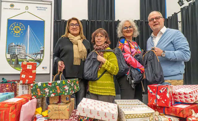 Die Mitglieder des Lions Club Strasbourg Metropole Europe brachten bei der Übergabe der Geschenke der Aktion "Kehl erfüllt Weihnachtwünsche" als Überraschung Sportrucksäcke mit. | Foto: Stadt Kehl