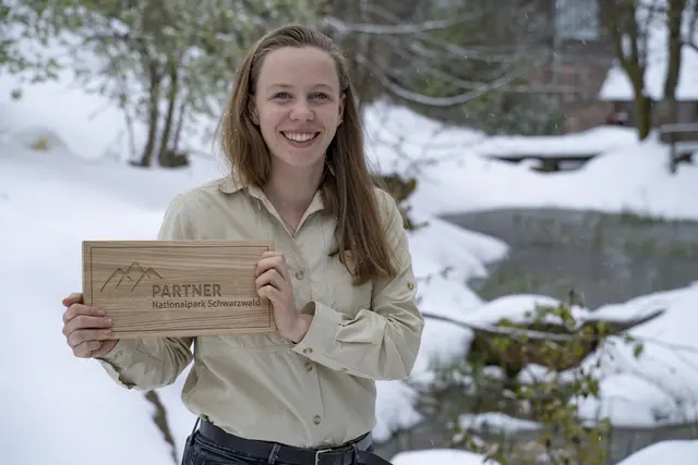  Olivia Gerspach mit Partnerschild des Nationalpark | Foto: Daniel Müller/Nationalpark Schwarzwald
