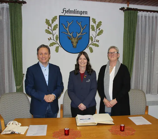 Anna Hüllner (Mitte) wurde mit dem Eintrag ins Goldene Buch der Stadt Rheinau geehrt. Bürgermeister Oliver Rastetter und Ortsvorsteherin Stefanie Zervas freuen sich mit Anna Hüller. | Foto: Katja Seiler/Stadt Rheinau