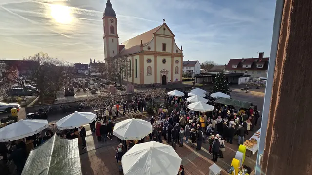 Zahlreiche Ringsheimer stießen am Neujahrstag auf das Jubiläumsjahr an. | Foto: Gemeinde Ringsheim