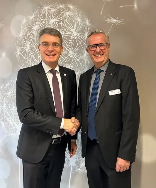 Landrat Thorsten Erny (l.) beglückwünscht Peter Kraemer zur Vertragsverlängerung. | Foto: Sonja Himmelsbach/ Ortenau Klinikum