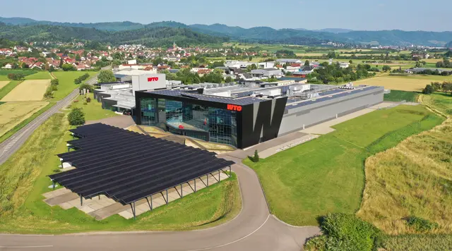 Die markante Architektur der WTO Smart Factory ist untrennbar mit Ohlsbach verbunden. Das Foto links zeigt einen WTO-Werkzeughalter auf einem Revolver eines Drehzentrums. Seit den 1970-er Jahren gilt das Unternehmen als Pionier in dieser Marktnische. | Foto: Fotos: WTO Werkzeug-Einrichtungen GmbH