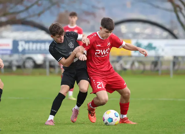 Hofstetten (schwarzes Trikot) triumphiert in der Liga. | Foto: CB