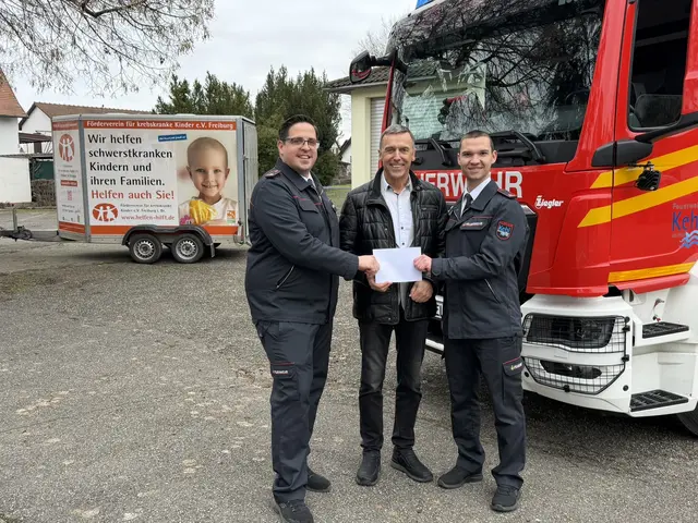 Die Feuerwehr Kehl-Auenheim hat auf dem Weihnachtsmarkt im Kehler Ortsteil für den Förderverein für krebskranke Kinder e. V. Freiburg Spenden gesammelt. | Foto: Förderverein für krebskranke Kinder e. V. Freiburg