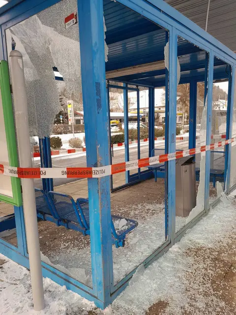 Dieses Wartehäuschen am Wolfacher Bahnhof wurde demoliert. | Foto: Edgardo Malaroda